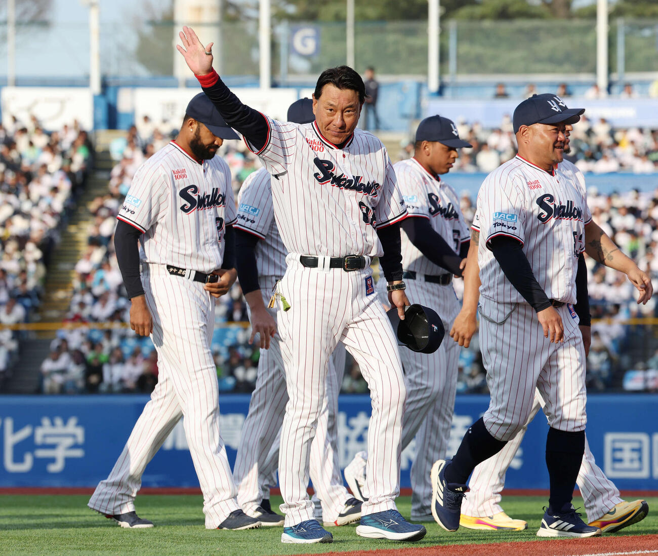 ヤクルト対オリックス　出陣式セレモニーを終え手を振るヤクルト池山監督（撮影・宮地輝）