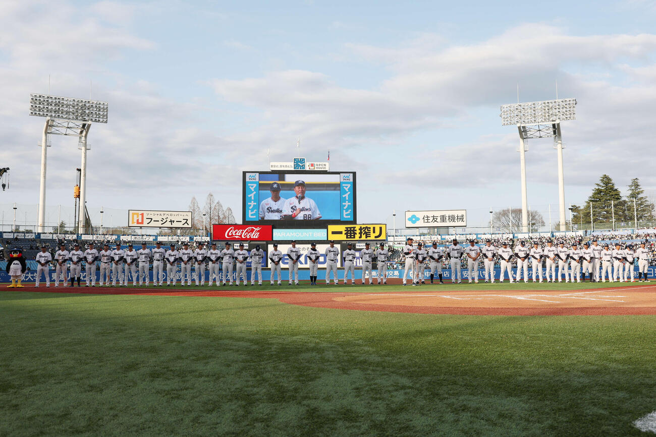 ヤクルト対オリックス　出陣式セレモニーであいさつするヤクルト池山監督（撮影・宮地輝）