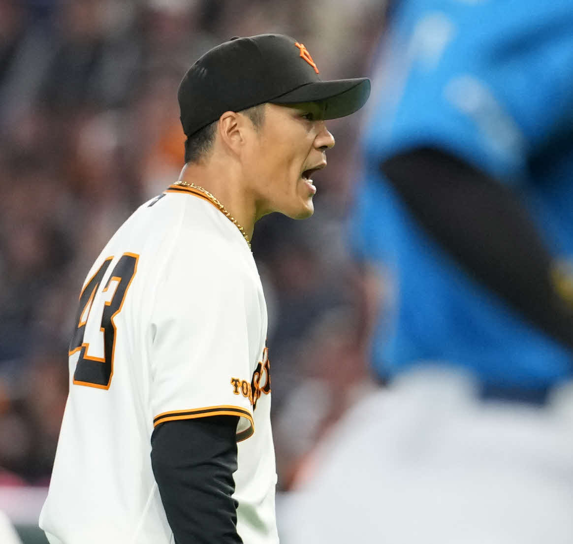 巨人対日本ハム　5回を無失点で終え雄たけびを上げる則本（撮影・井上学）