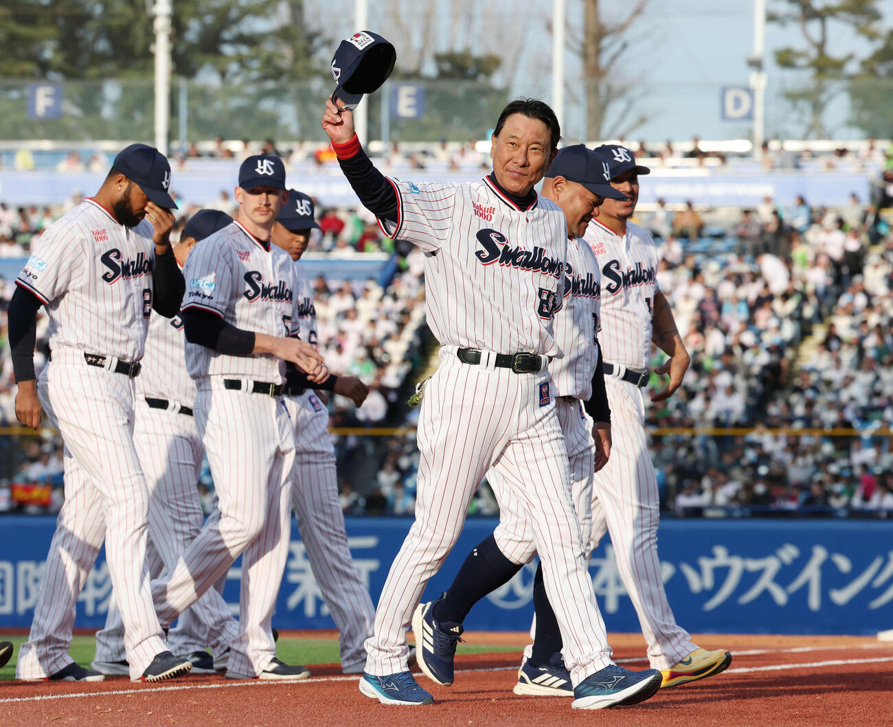 ヤクルト対オリックス　出陣式セレモニーを終え手を振るヤクルト池山監督（撮影・宮地輝）