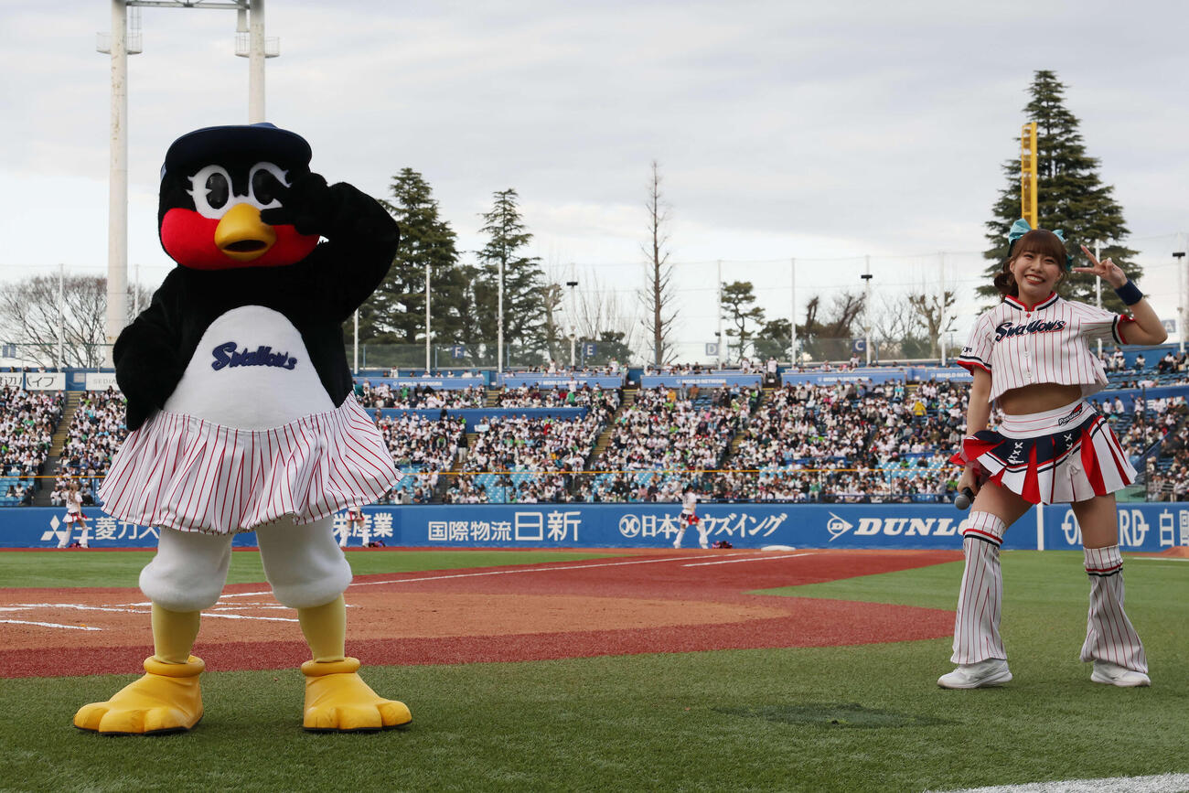 ヤクルト対オリックス　出陣式セレモニーでダンスするつばみとPassion（撮影・宮地輝）