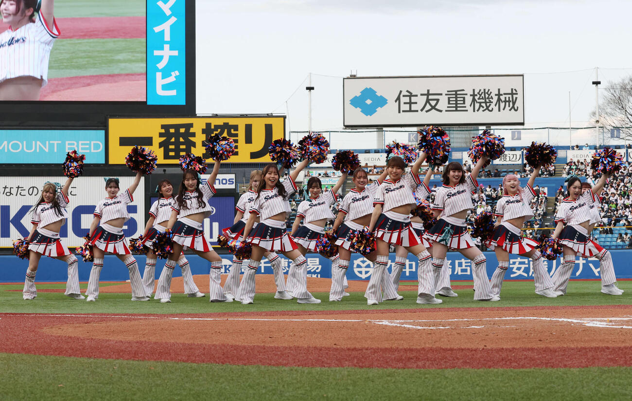 ヤクルト対オリックス　スペシャルステージを披露するPassion（撮影・宮地輝）