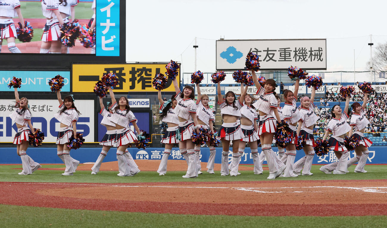 ヤクルト対オリックス　スペシャルステージを披露するPassion（撮影・宮地輝）