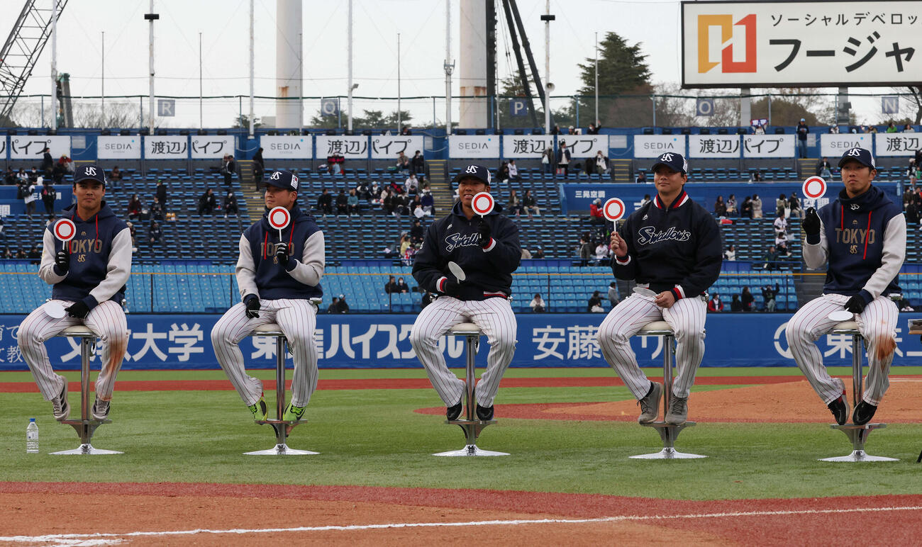 ヤクルト対オリックス　トークショーに登場したヤクルトの選手たち、左から伊藤、丸山和、山野、木沢、古賀（撮影・宮地輝）