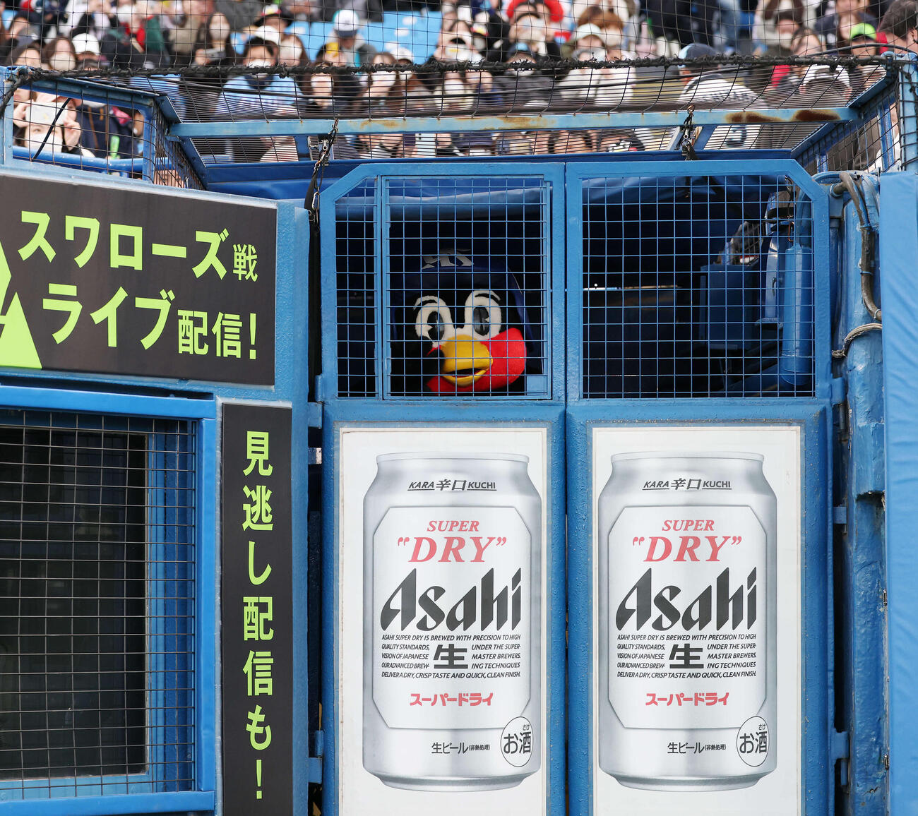 ヤクルト対オリックス　とりごやに姿を現すつば九郎（撮影・宮地輝）