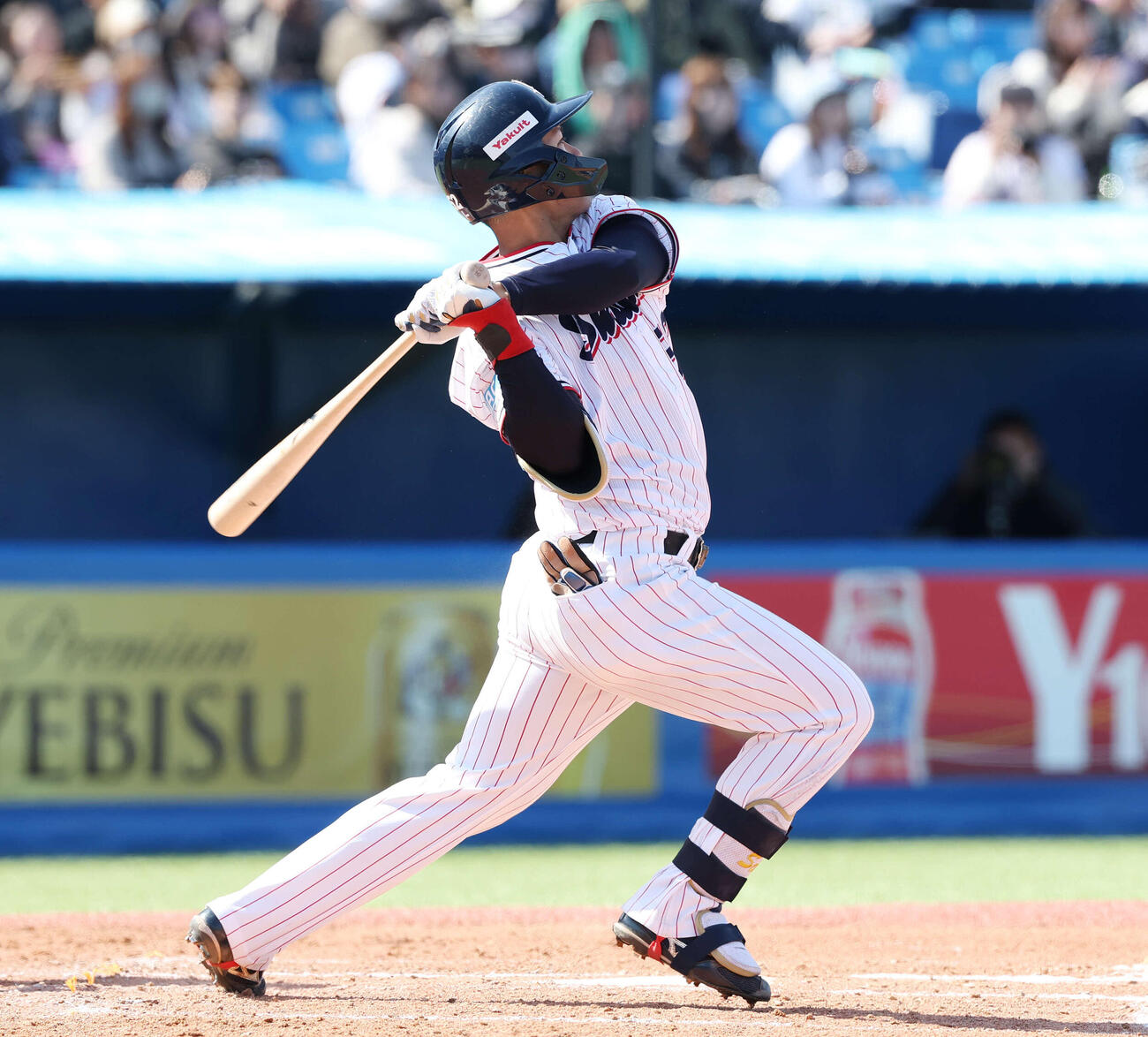 ヤクルト対オリックス　2回裏ヤクルト2死一、二塁、左2点適時二塁打を放つ橋本（撮影・宮地輝）