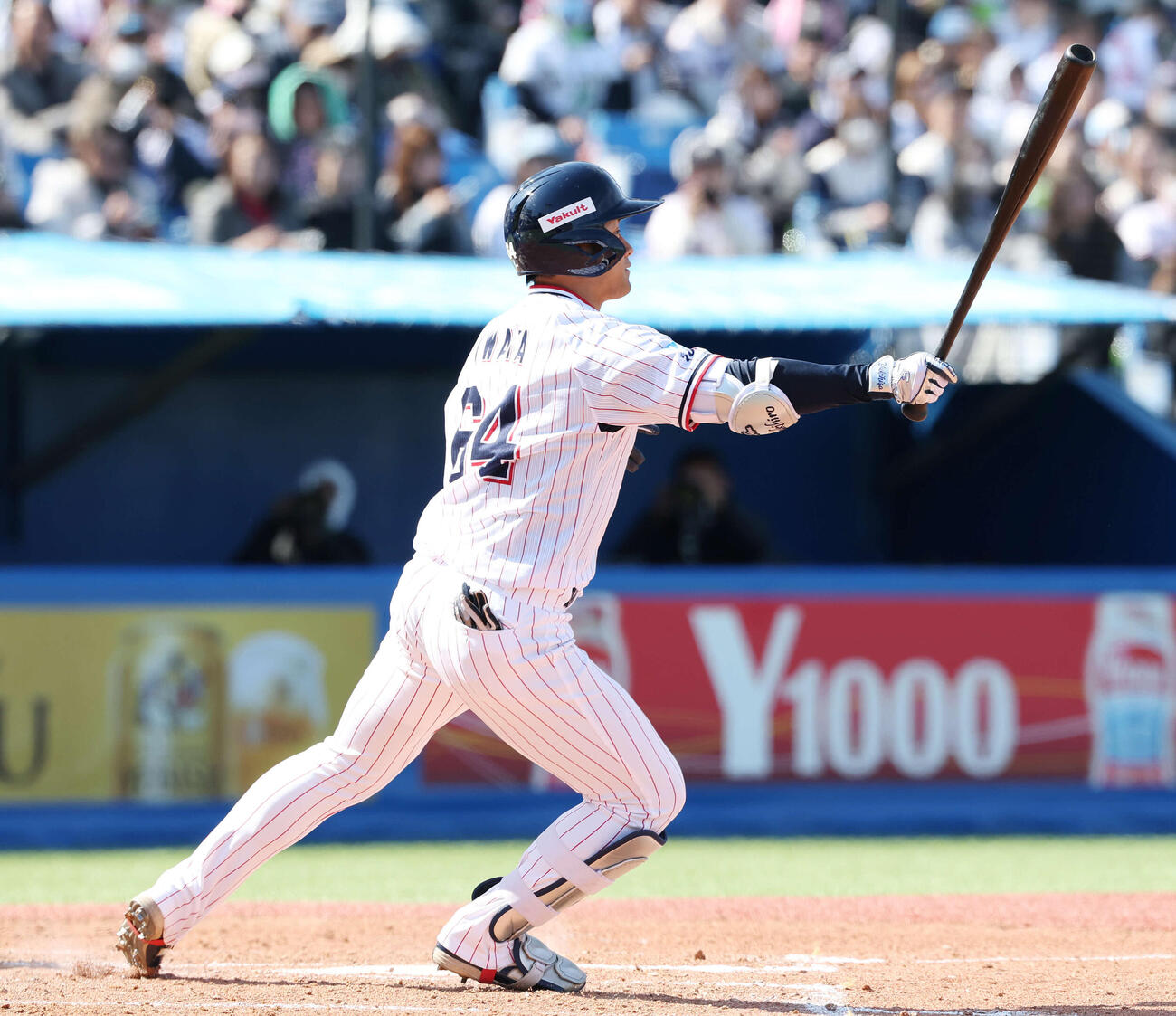 ヤクルト対オリックス　2回裏ヤクルト2死二塁、中適時二塁打を放つ岩田（撮影・宮地輝）