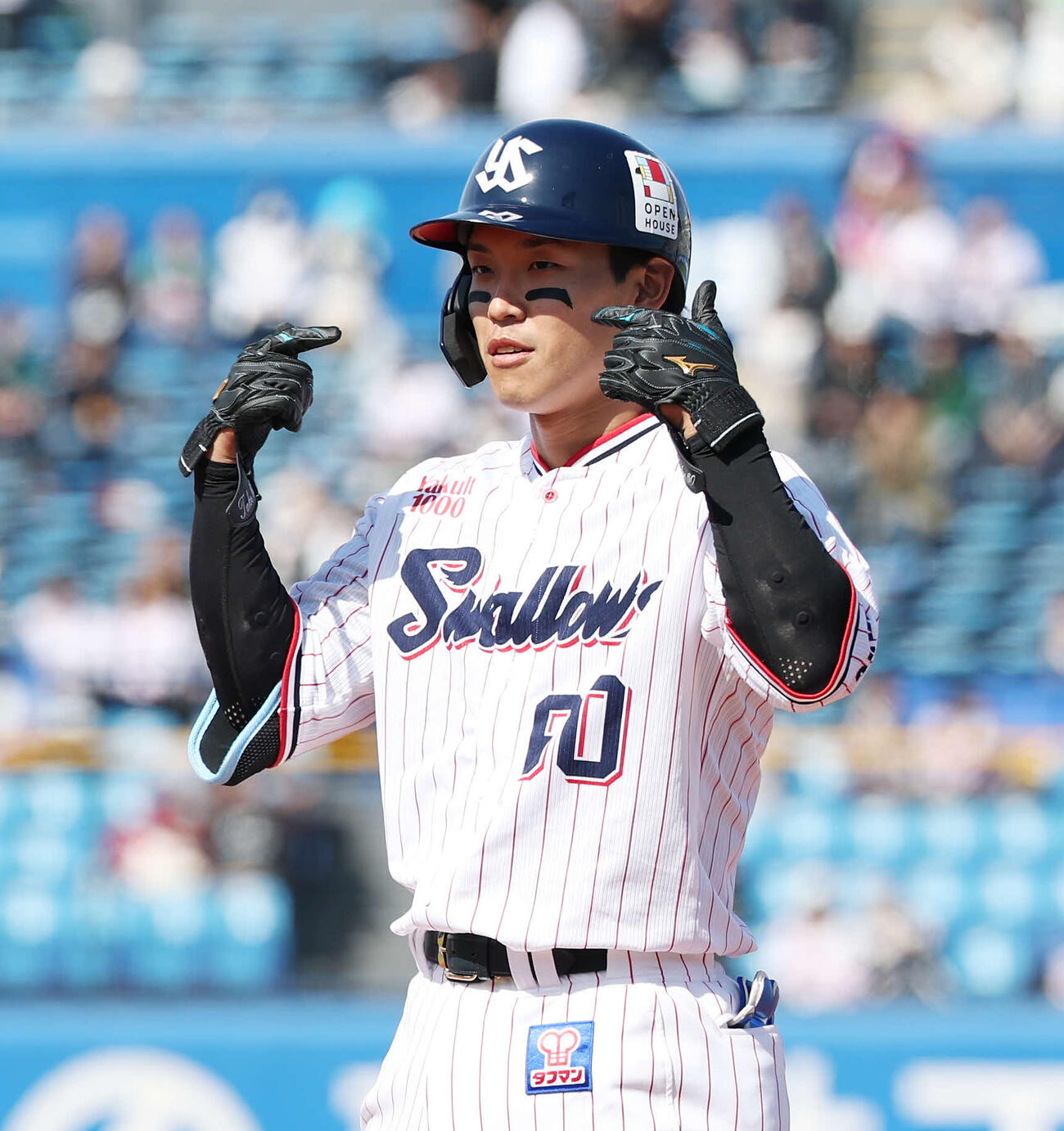 ヤクルト対オリックス　2回裏ヤクルト2死、バットを折りながら右前打を放ちポーズをとる武岡（撮影・宮地輝）