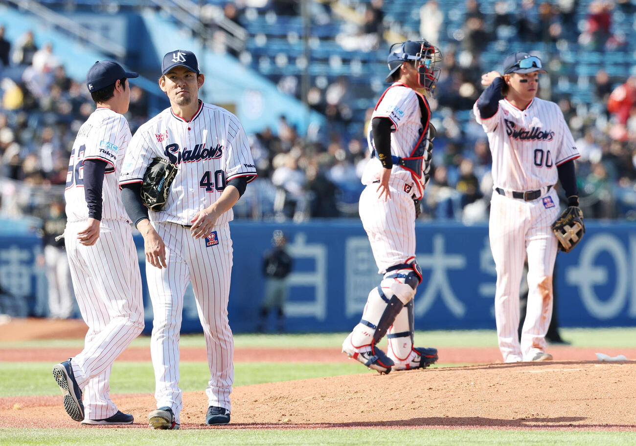 ヤクルト対オリックス　5回表、途中降板するヤクルト先発の高梨（撮影・宮地輝）