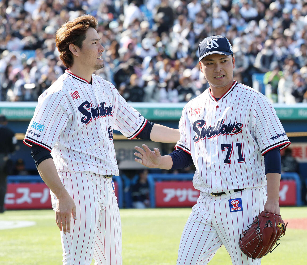 ヤクルト対オリックス　5回表を終えヤクルト沼田（右）を迎える高梨（撮影・宮地輝）
