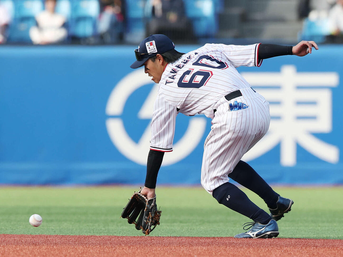 ヤクルト対オリックス　8回表オリックス2死、好守備で横山聖を二ゴロにする武岡（撮影・宮地輝）