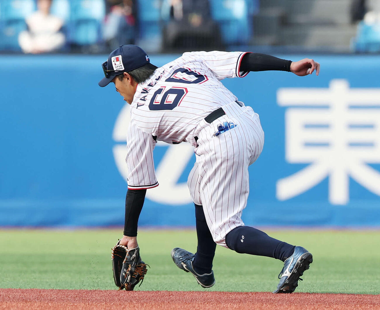 ヤクルト対オリックス　8回表オリックス2死、好守備で横山聖を二ゴロにする武岡（撮影・宮地輝）