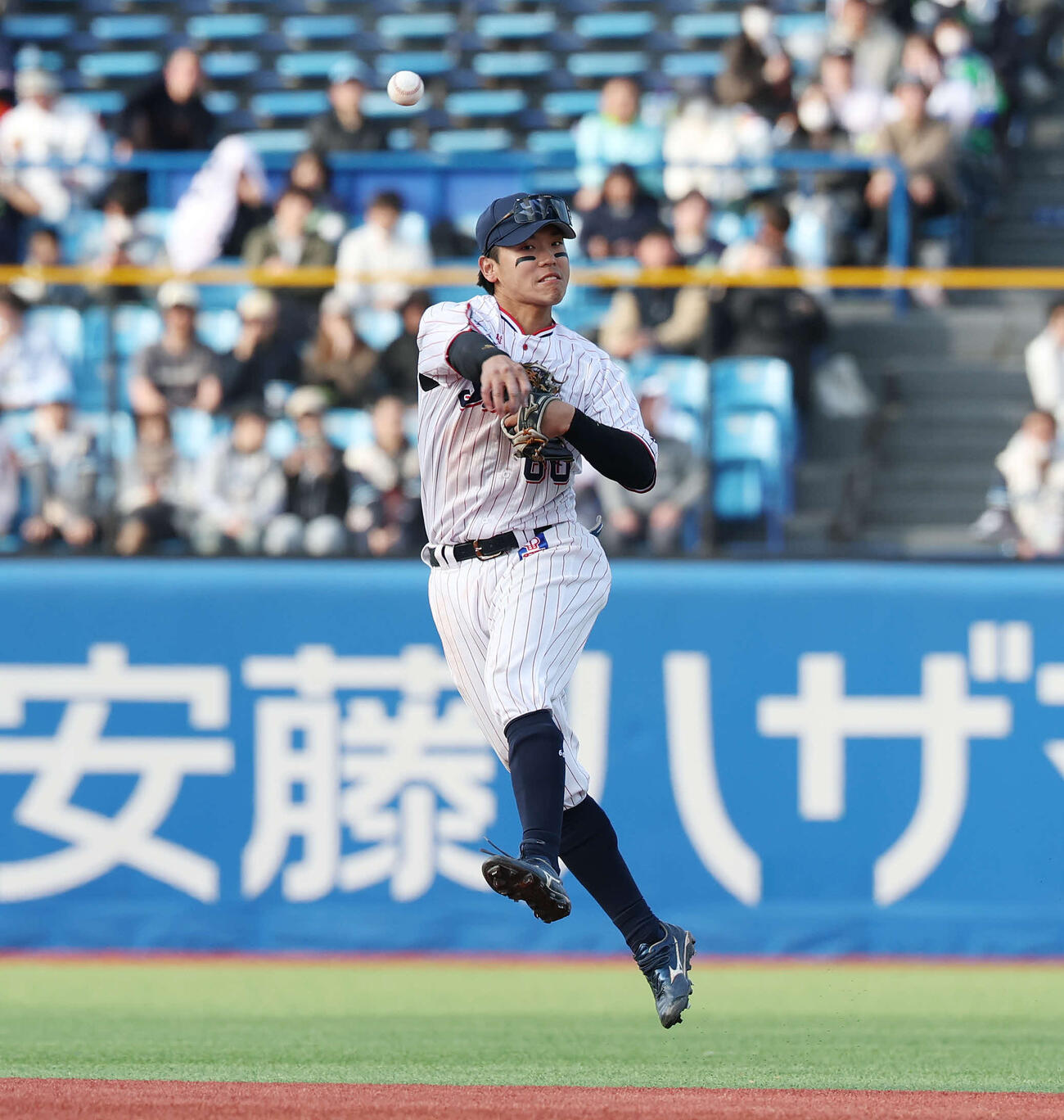 ヤクルト対オリックス　8回表オリックス2死、好守備で横山聖を二ゴロにする武岡（撮影・宮地輝）