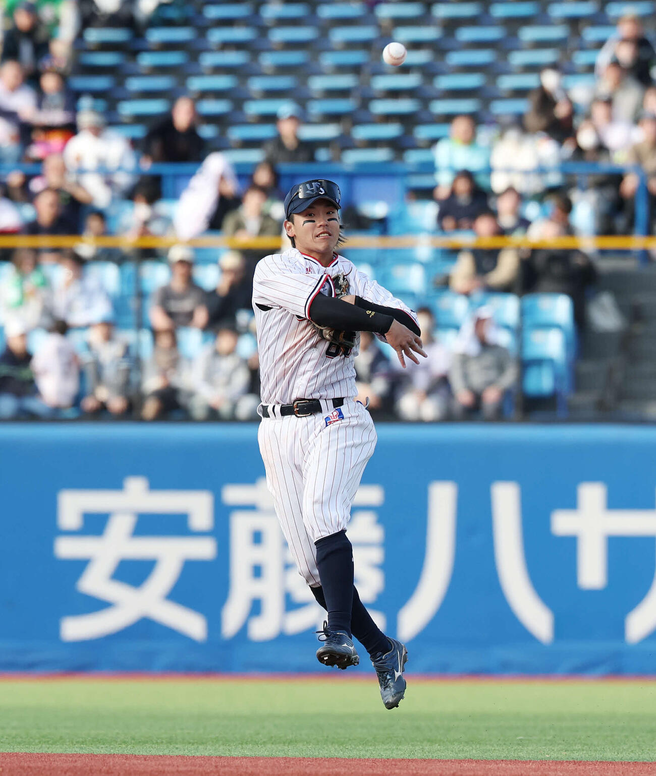 ヤクルト対オリックス　8回表オリックス2死、好守備で横山聖を二ゴロにする武岡（撮影・宮地輝）
