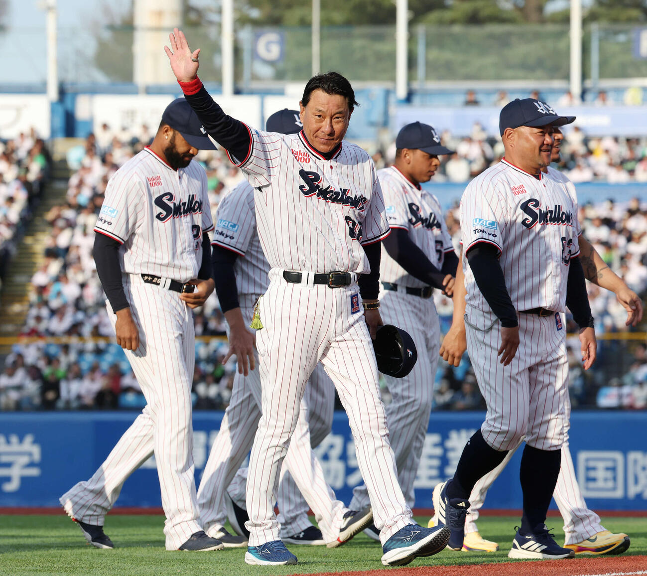 ヤクルト対オリックス　出陣式セレモニーを終え手を振るヤクルト池山監督（撮影・宮地輝）