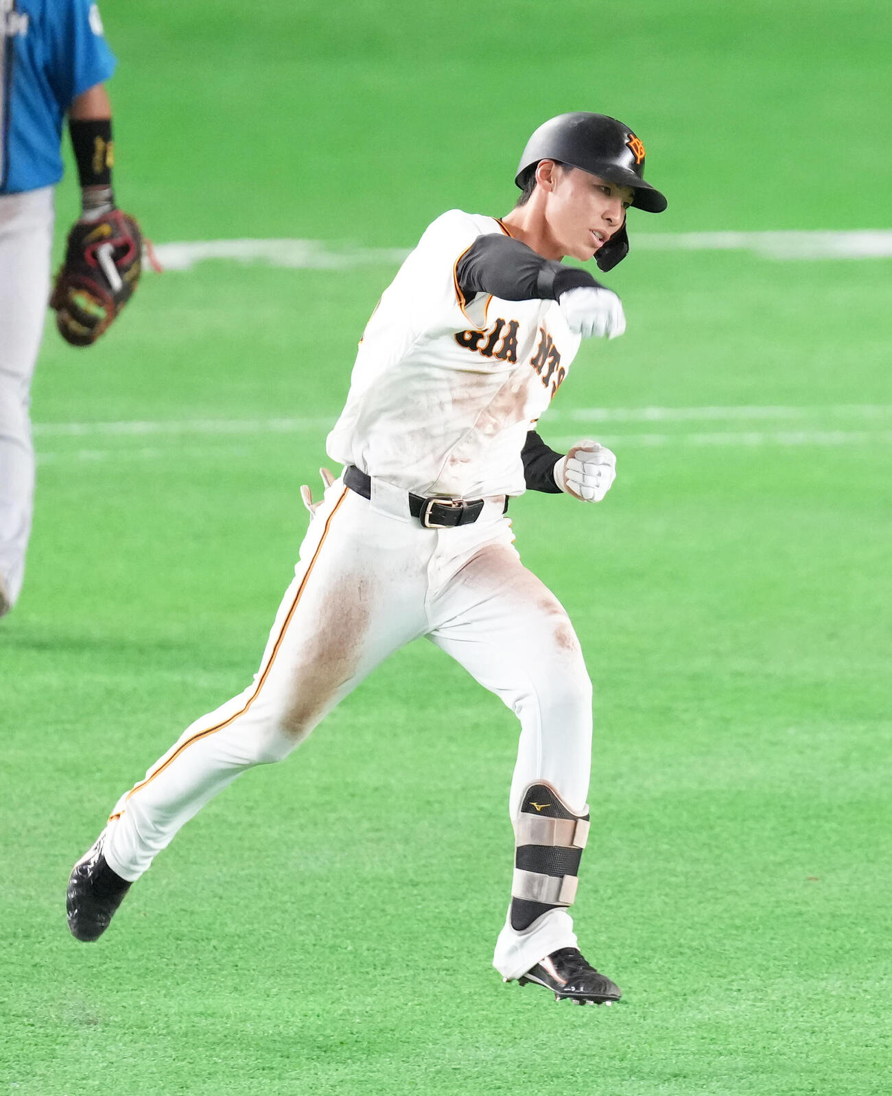 巨人対日本ハム　4回裏巨人2死、平山は左越え本塁打を放ちガッツポーズ（撮影・足立雅史）