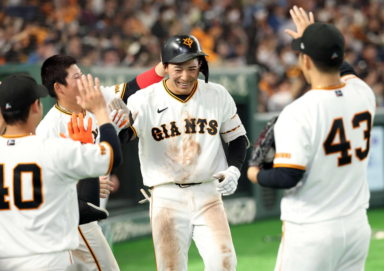 巨人対日本ハム　4回裏巨人2死、中越えソロ本塁打を放った平山（中央）は増田陸らに手荒い祝福を受ける（撮影・浅見桂子）