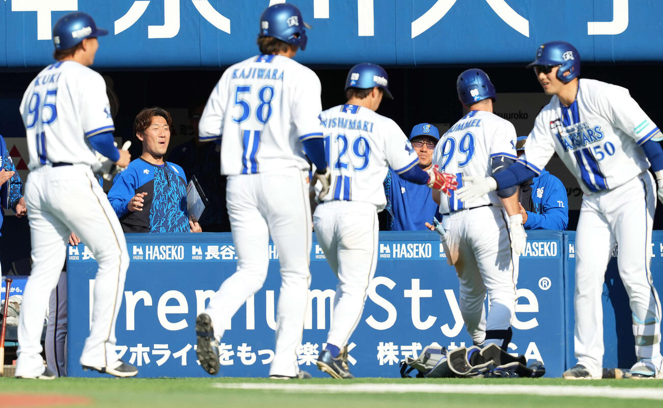 DeNA対ソフトバンク　8回裏DeNA2死満塁、満塁本塁打を放ったヒュンメルを向ける相川監督（後方右）（撮影・たえ見朱実）