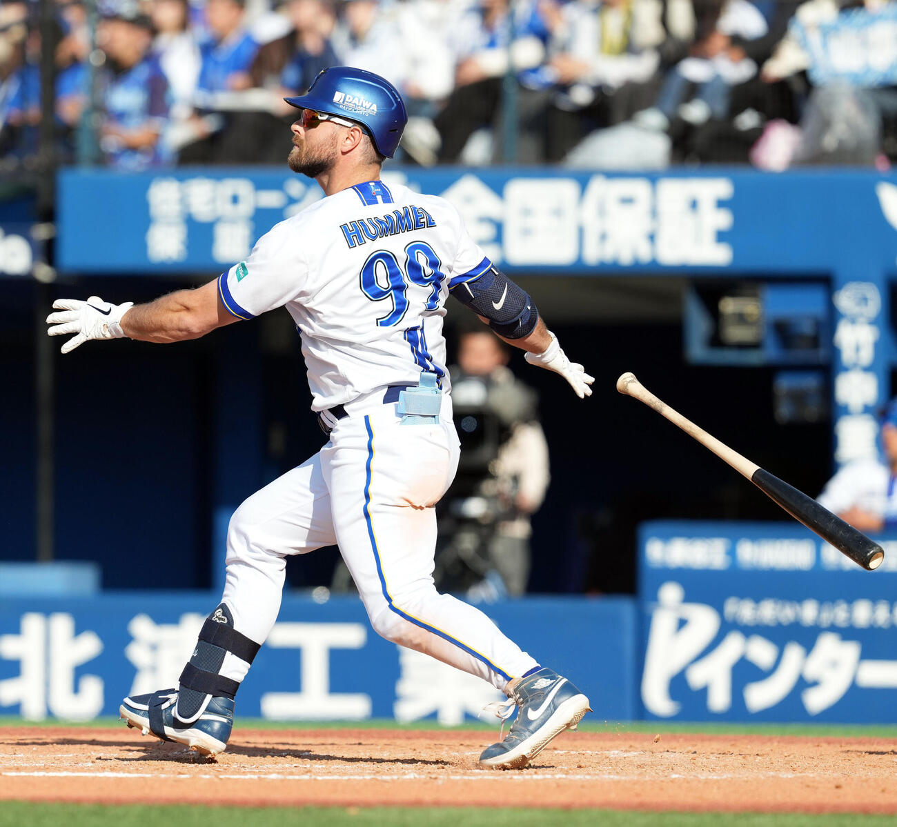 DeNA対ソフトバンク　8回裏DeNA2死満塁、中越えに満塁本塁打を放つヒュンメル（撮影・たえ見朱実）