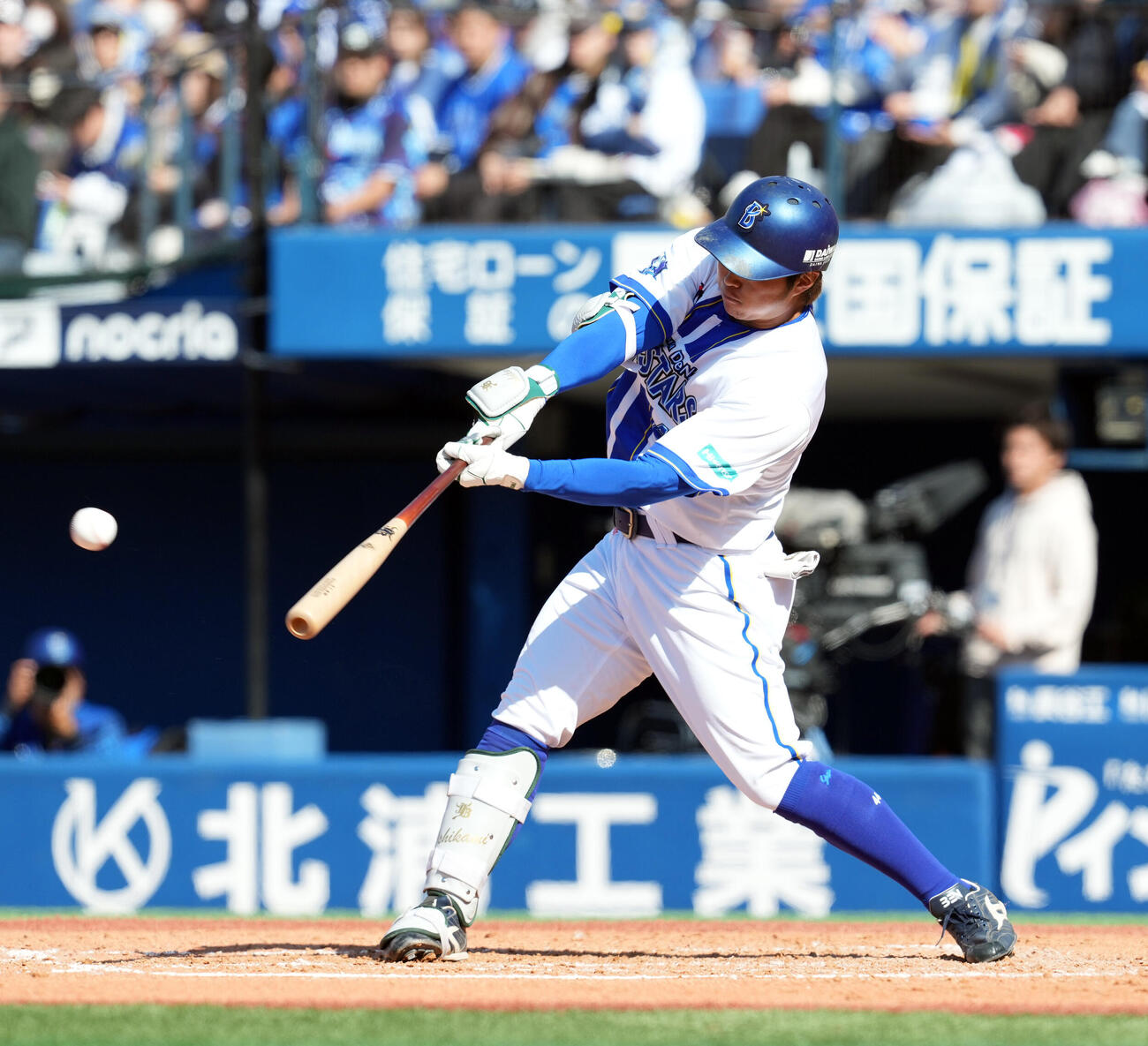 DeNA対ソフトバンク　5回裏DeNA2死、中前打を放つ石上（撮影・たえ見朱実）