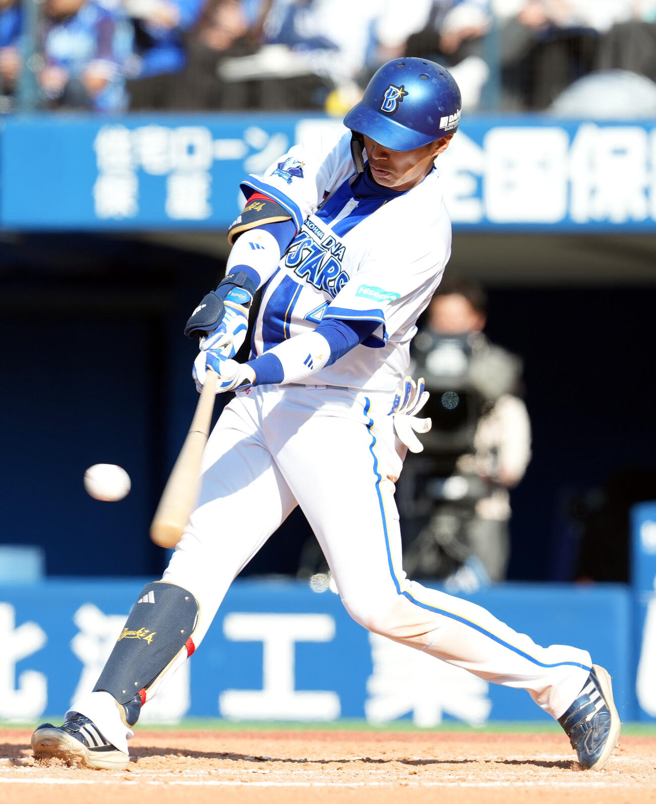 DeNA対ソフトバンク　8回裏DeNA1死、右前打を放つ度会（撮影・たえ見朱実）