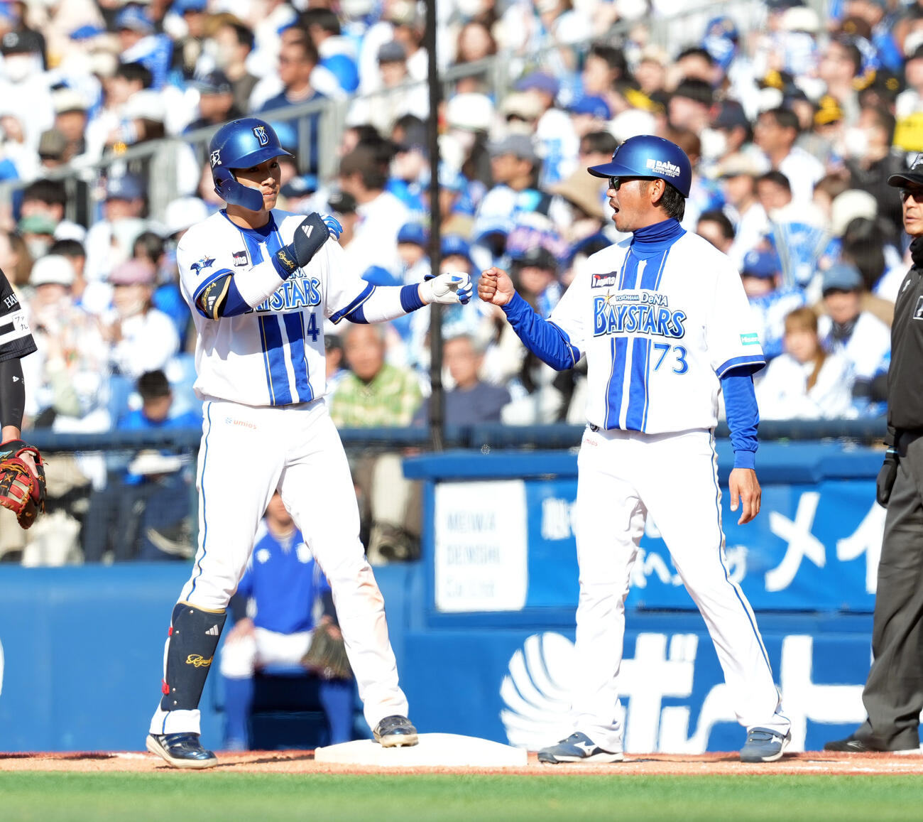 DeNA対ソフトバンク　8回裏DeNA1死、右前打を放った度会（撮影・たえ見朱実）