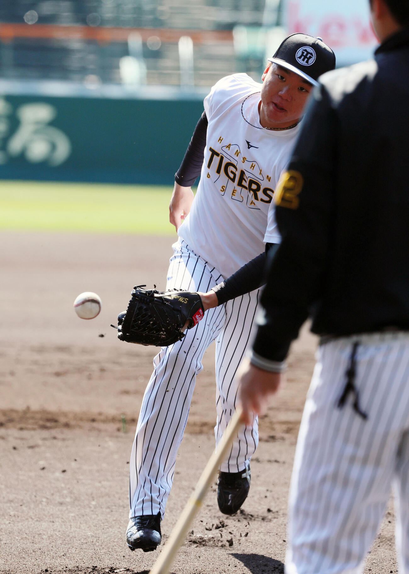 投内連係プレーの練習でグラブトスを決める阪神村上（撮影・加藤哉）