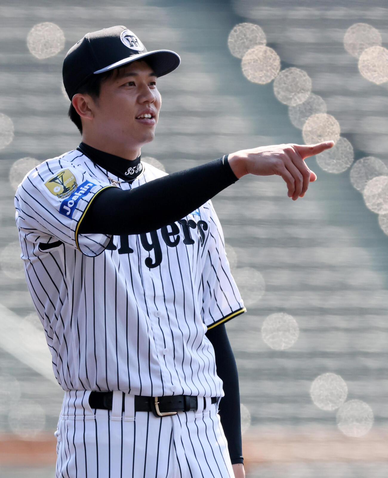投内連係プレーの練習でマウンドからナインに指をさす阪神才木（撮影・加藤哉）