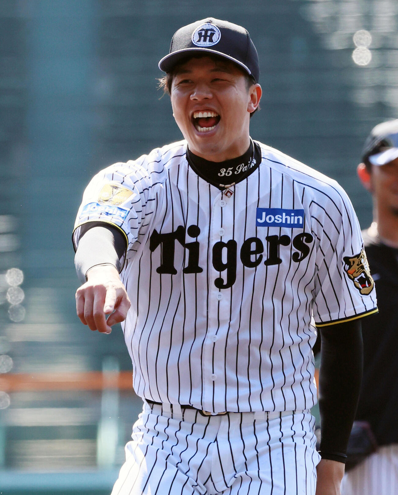 投内連係プレーの練習中、声を出す阪神才木（撮影・加藤哉）