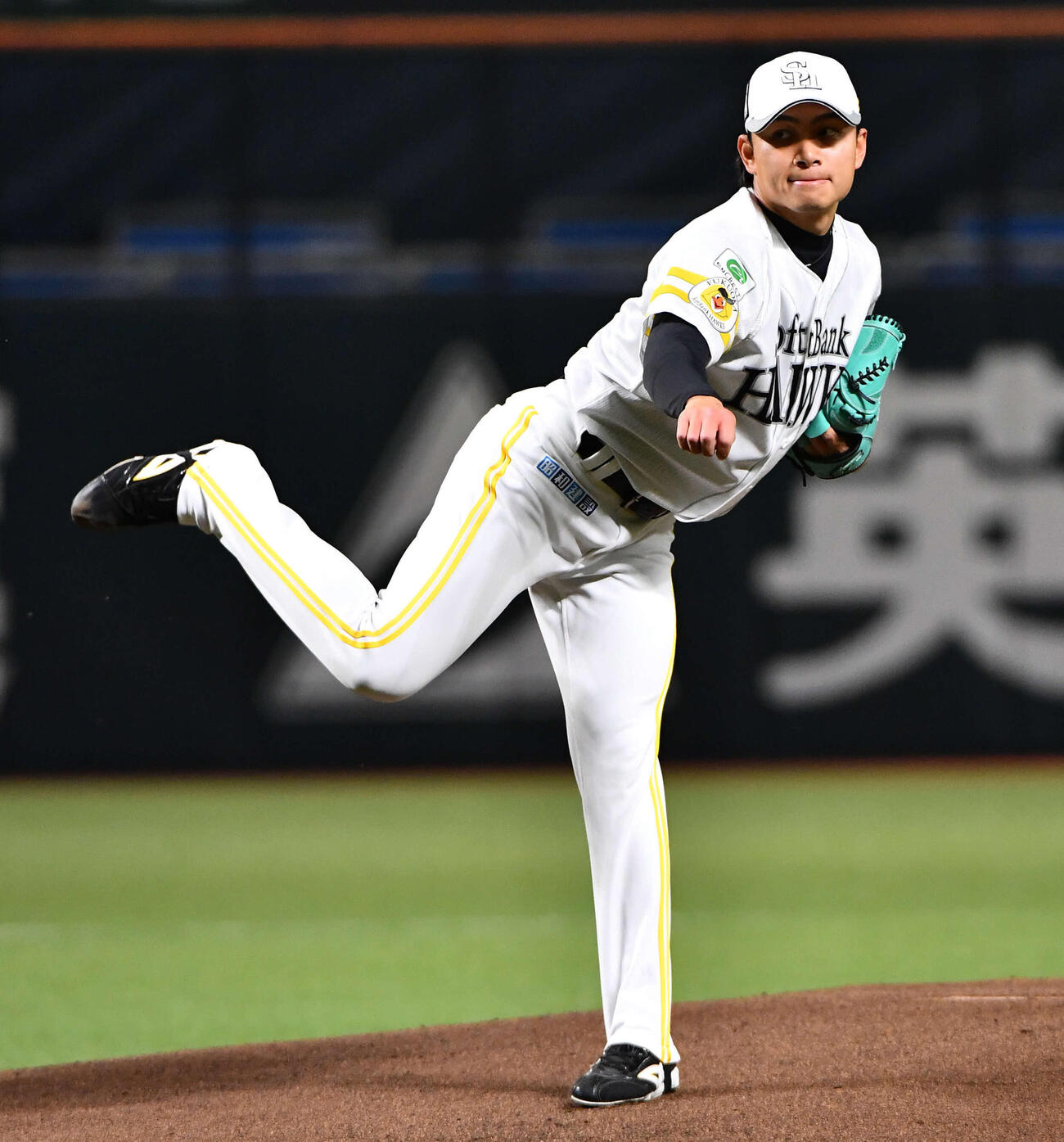 本拠地みずほペイペイドームのマウンドを確認するソフトバンク徐若熙（撮影・岩下翔太）