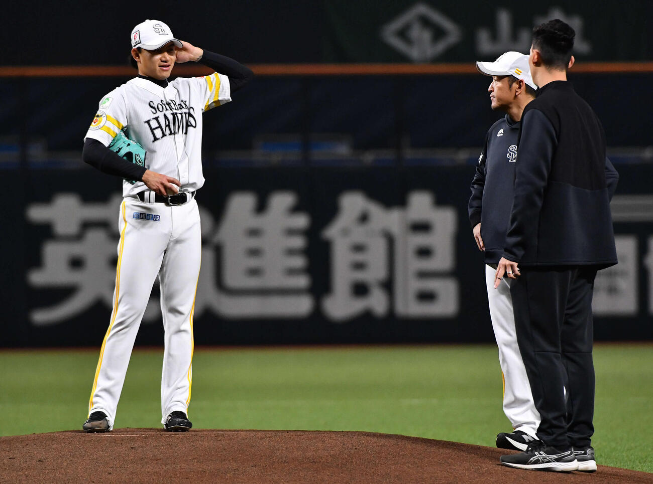 本拠地みずほペイペイドームのマウンドを確認し、倉野コーチ（右から2人目）と話すソフトバンク徐若熙（撮影・岩下翔太）
