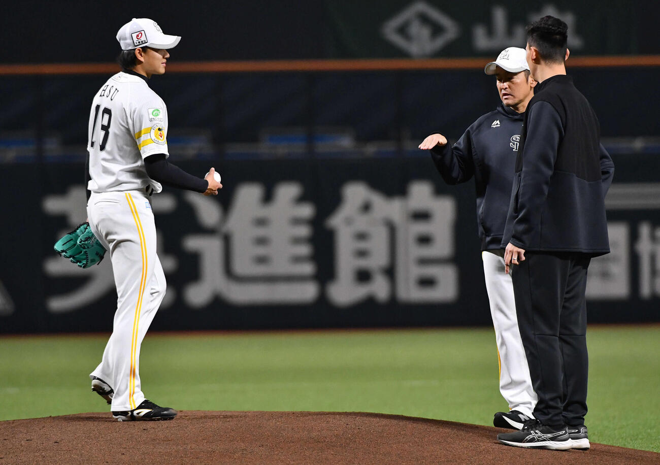 本拠地みずほペイペイドームのマウンドを確認し、倉野コーチ（右から2人目）と話すソフトバンク徐若熙（撮影・岩下翔太）