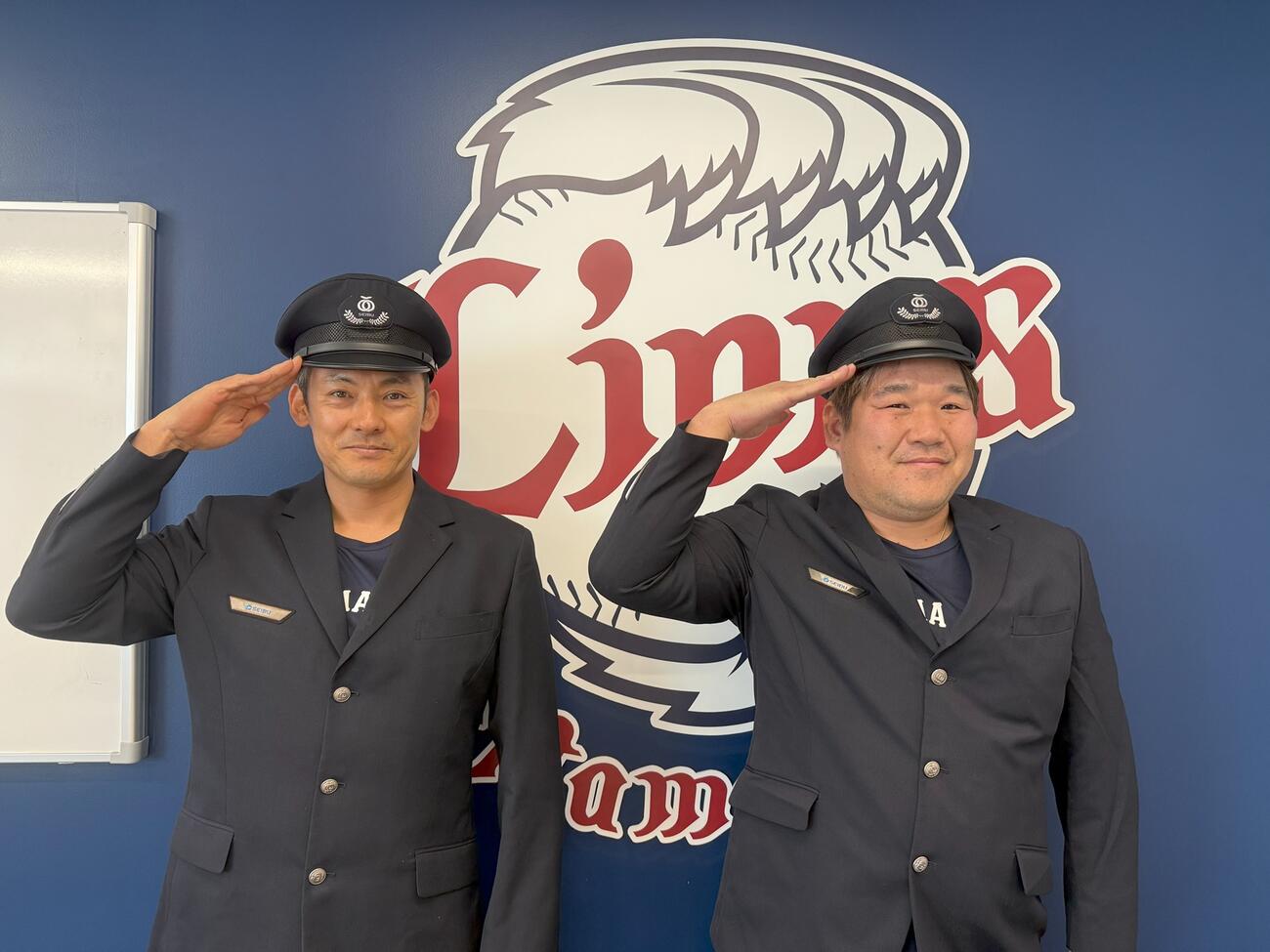 駅員になりきる西武栗山（左）と中村剛（写真は球団提供）