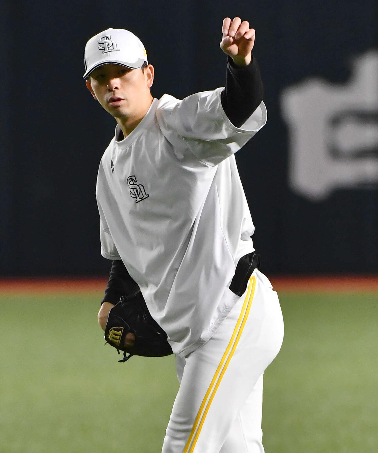 キャッチボールを行うソフトバンク大関（撮影・岩下翔太）