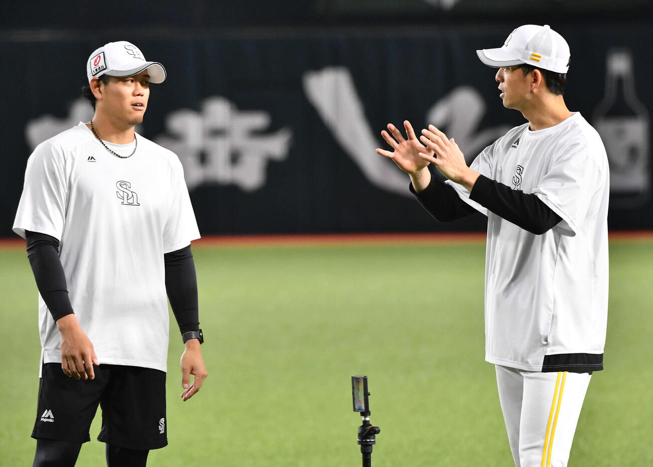 上茶谷（左）と話すソフトバンク大関（撮影・岩下翔太）