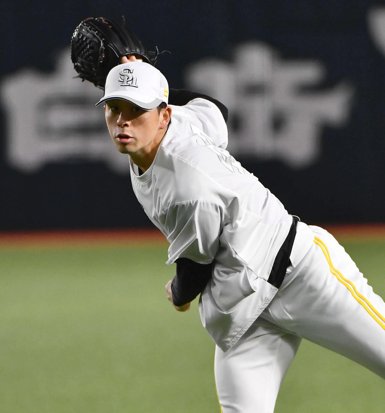 キャッチボールを行うソフトバンク大関（撮影・岩下翔太）