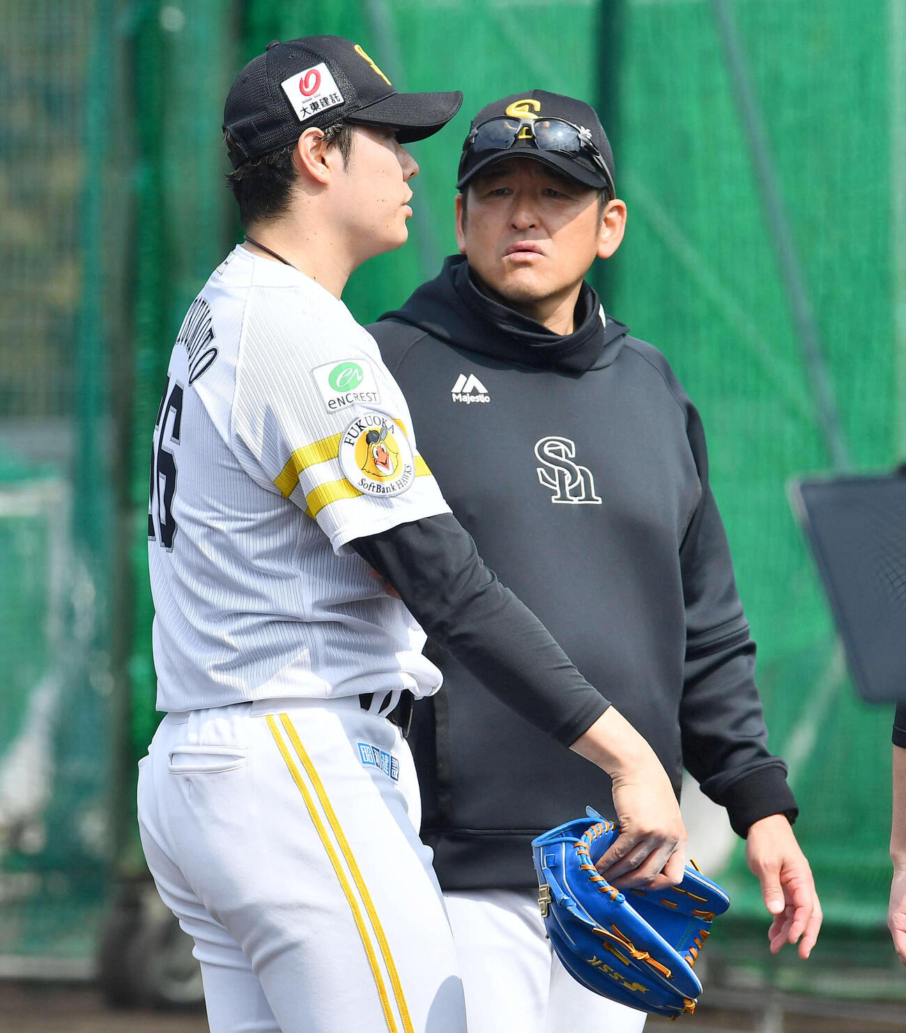 ライブBPの登板を終え、倉野コーチ（右）と話すソフトバンク松本裕樹（撮影・岩下翔太）