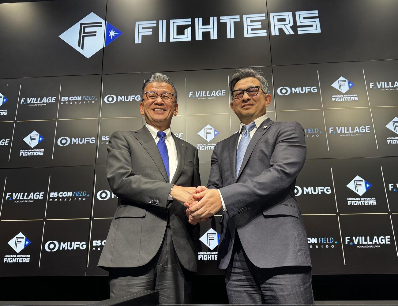 株式会社ファイターズスポーツ＆エンターテイメントの新社長に就任した前沢賢氏（右）と前社長の小村勝氏