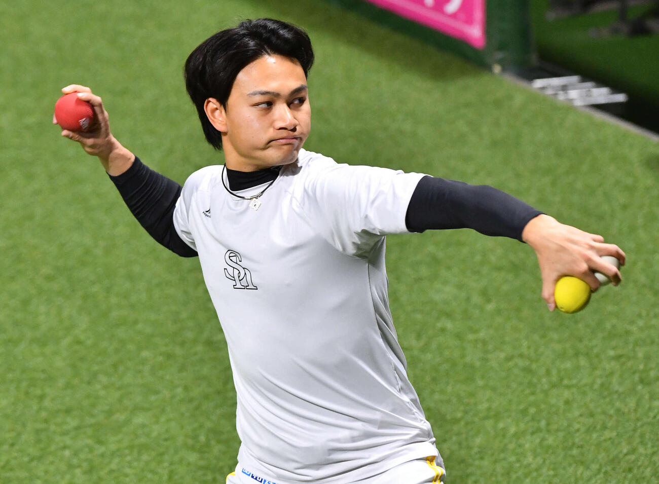 プライオボールを投げるソフトバンク徐若熙（撮影・岩下翔太）