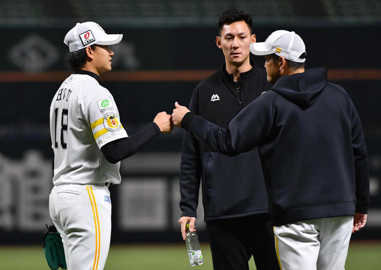 本拠地みずほペイペイドームのマウンドを確認し、倉野コーチ（右）とグータッチを交わすソフトバンク徐若熙（撮影・岩下翔太）