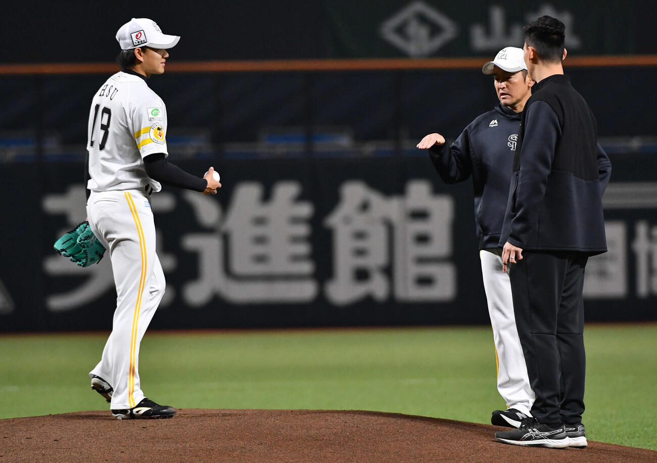 本拠地みずほペイペイドームのマウンドを確認し、倉野コーチ（右から2人目）と話すソフトバンク徐若熙（撮影・岩下翔太）