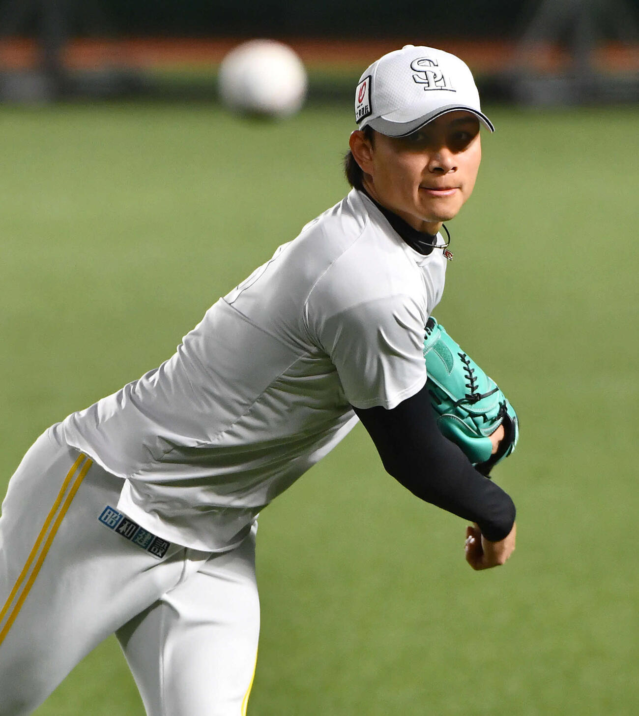 キャッチボールを行うソフトバンク徐若熙（撮影・岩下翔太）