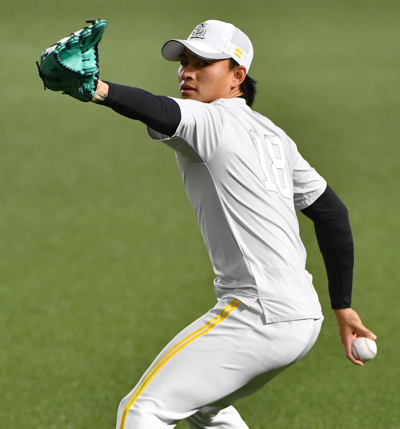 キャッチボールを行うソフトバンク徐若熙（撮影・岩下翔太）