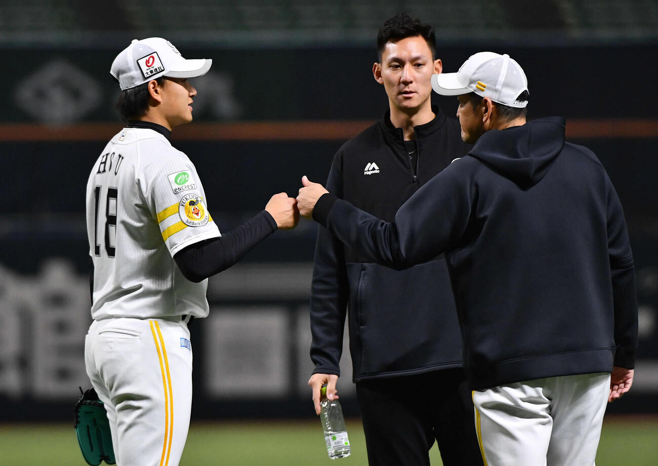 本拠地みずほペイペイドームのマウンドを確認し、倉野コーチ（右）とグータッチを交わすソフトバンク徐若熙（撮影・岩下翔太）