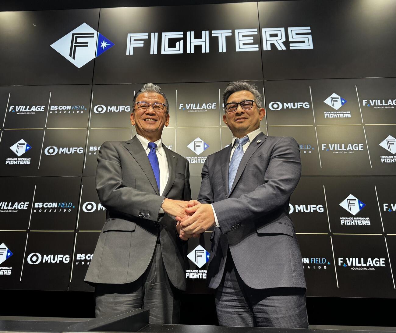 株式会社ファイターズスポーツ＆エンターテイメントの新社長に就任した前沢賢氏（右）と前社長の小村勝氏