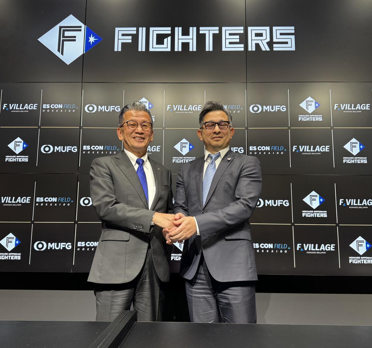 株式会社ファイターズスポーツ＆エンターテイメントの新社長に就任した前沢賢氏（右）と前社長の小村勝氏