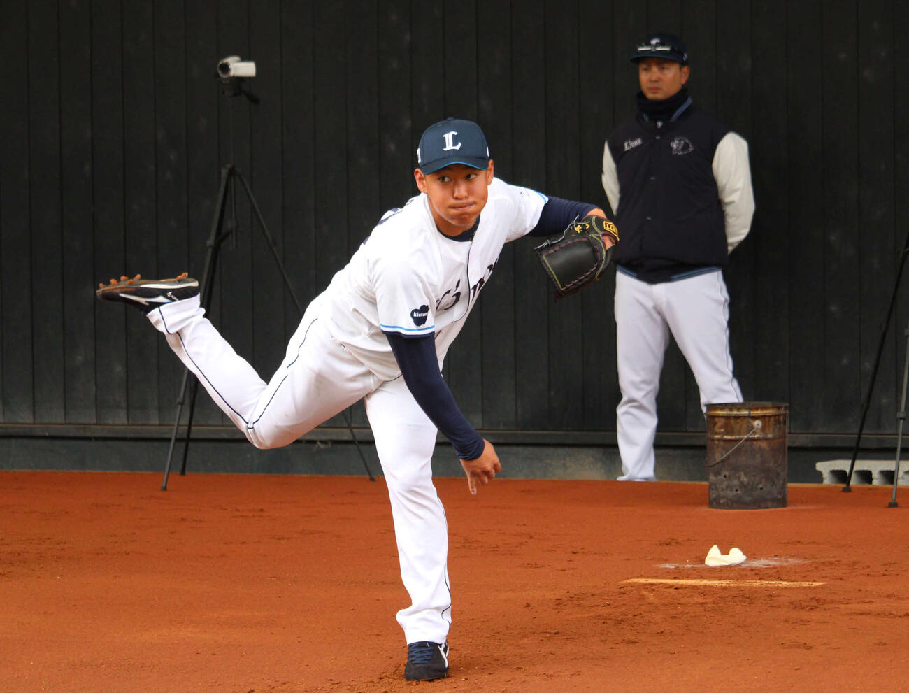 ブルペン投球を行う西武山田陽翔投手（2026年2月撮影）