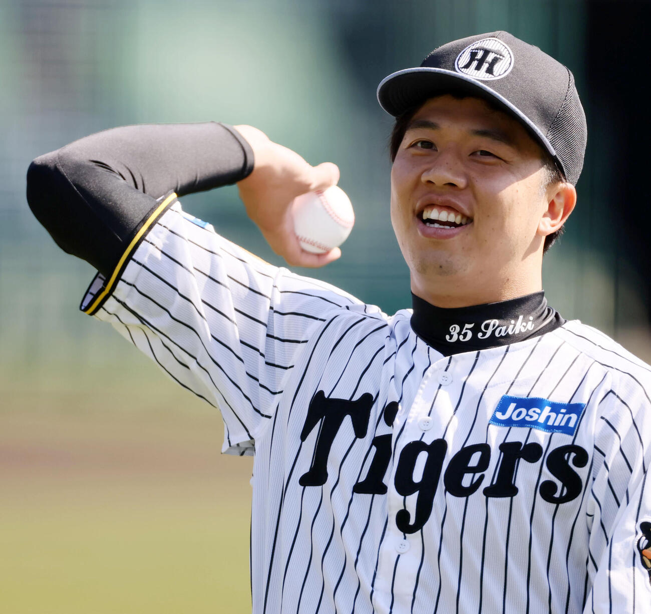 明るい表情を見せてキャッチボールする阪神才木（撮影・加藤哉）