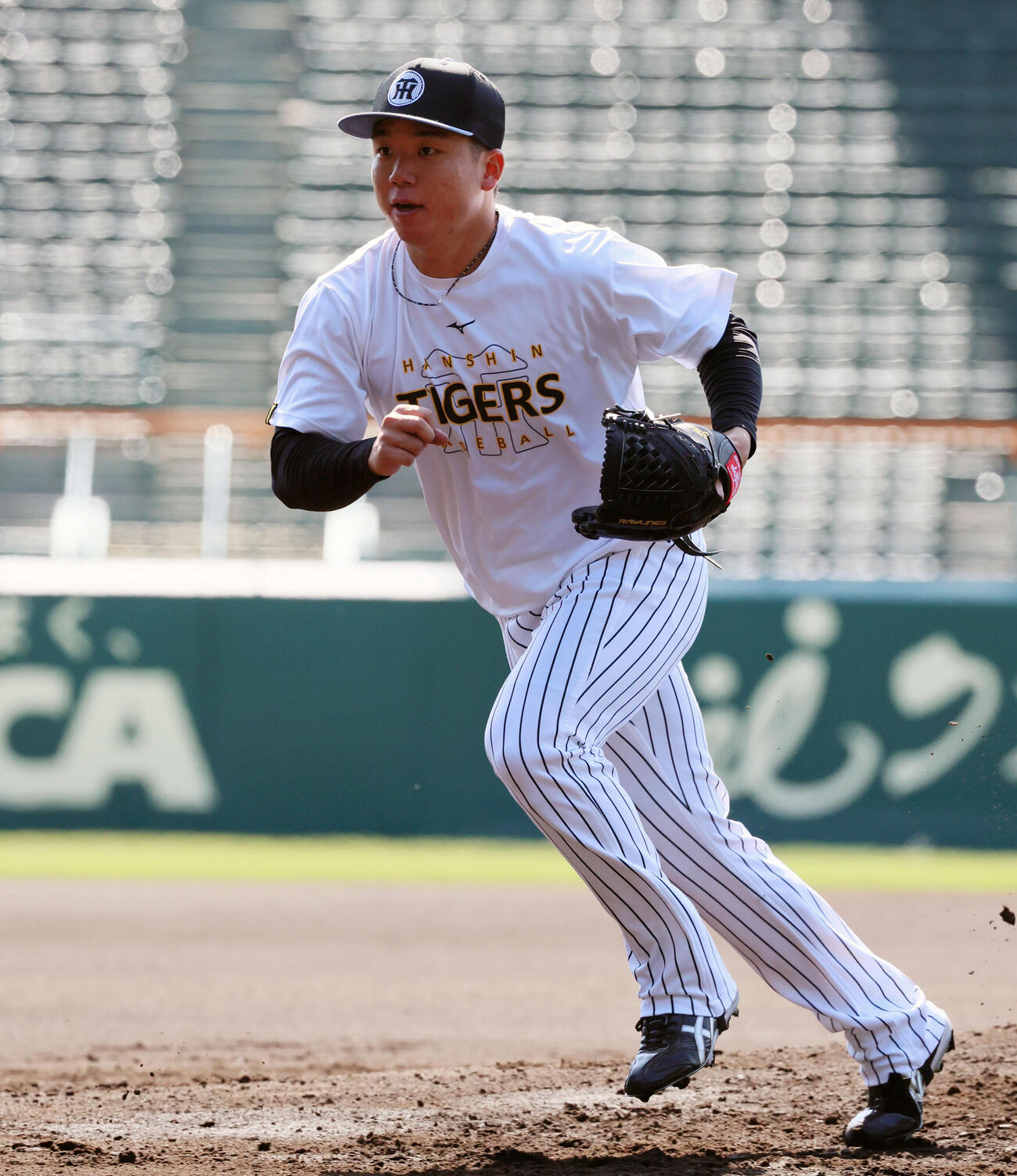 投内連係プレーの練習でマウンドから駆け出す阪神村上（撮影・加藤哉）