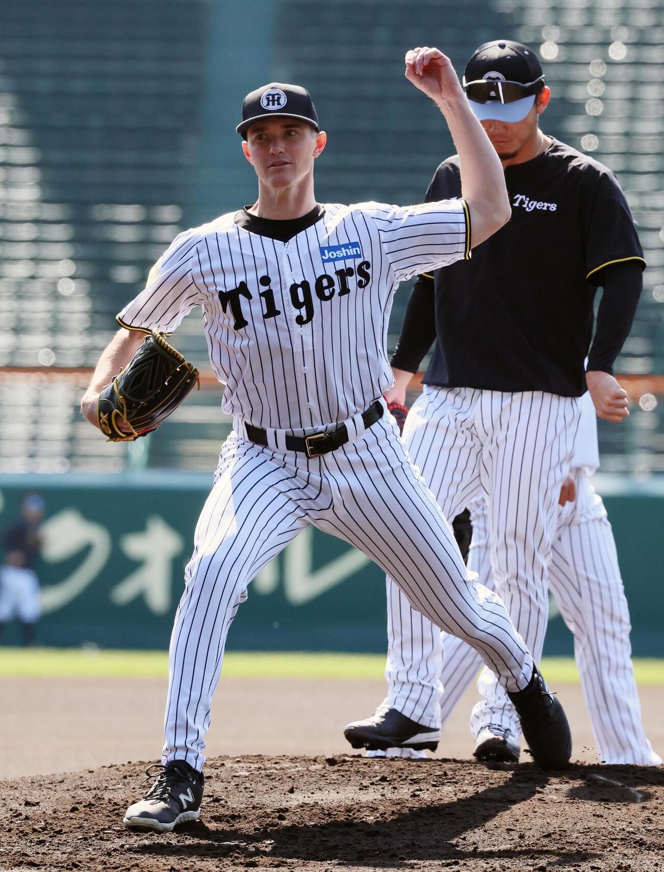 投内連係プレーの練習をする阪神ルーカス（撮影・加藤哉）